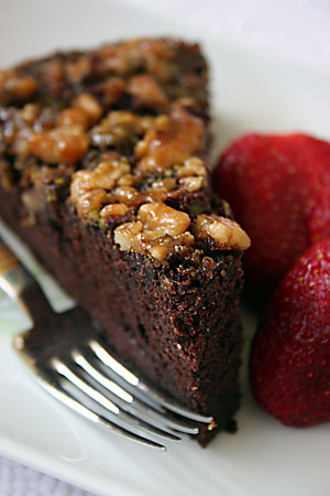 Çikolatalı, Karamelli ve Cevizli Kek