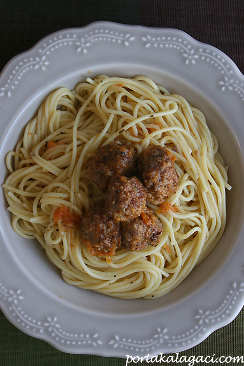 Domates Soslu Köfteli Makarna