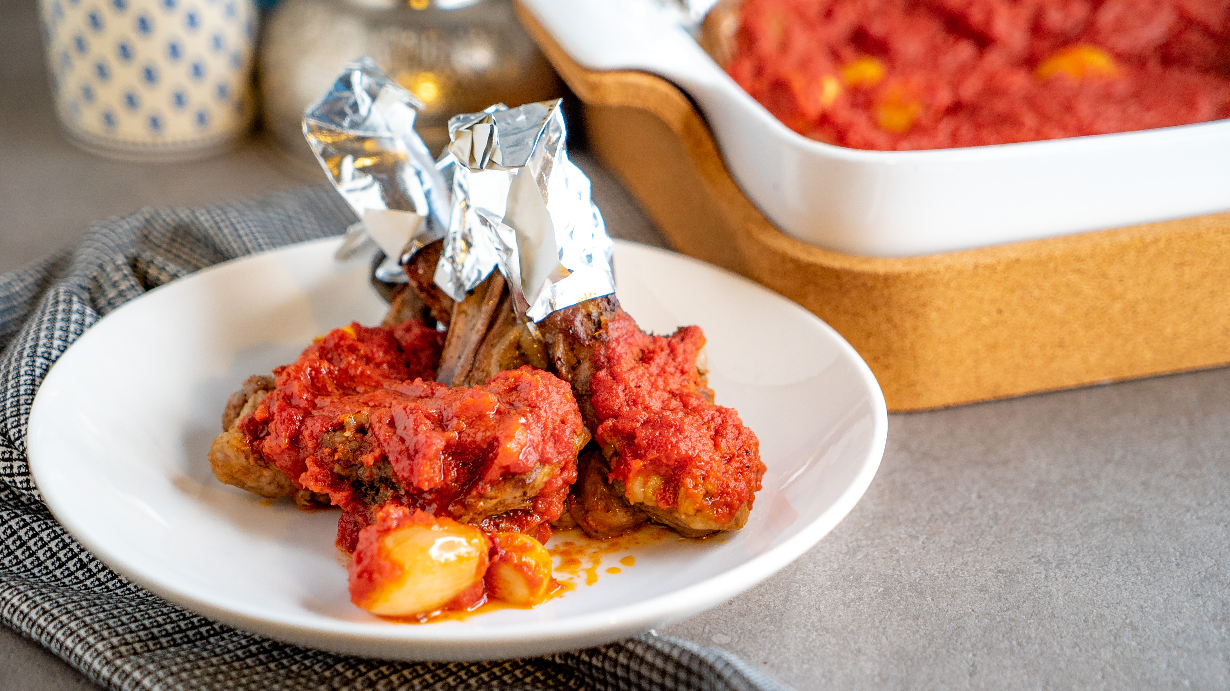 Domates Soslu Kuzu Pirzola (Videolu Tarif)